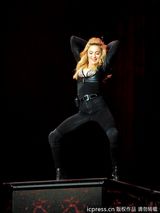 组图：麦当娜挑逗肌肉男上演致命诱惑