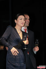 组图：巩俐黑色深V长裙亮相 身材性感气质优雅