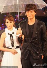 高清组图：金曲奖红毯星光熠熠 那英躲雨不顾形象