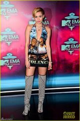 组图：女星扯裙露胸抢镜 水果姐绿裙保守