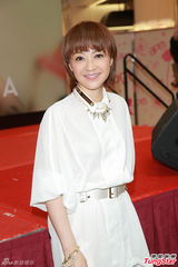 组图：陈慧娴签名会自曝正减肥个唱将跳舞