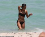 组图：蕾哈娜情敌比基尼秀身材 当众窥内裤不雅