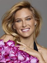 组图：芭儿拉法莉奢华珠宝秀 手持玫瑰高贵典雅