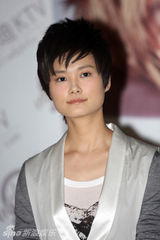 幻灯图：李宇春“WhyMe”明信片签售歌迷踊跃