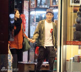 组图：陈冠希带小女友逛街 十指紧扣秀恩爱