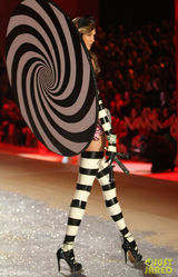 高清图：众超模走奢华内衣秀凸显骄人身材