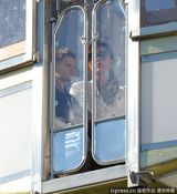 组图：维多利亚带儿子游玩 小潮男星样十足