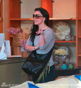 幻灯组图：布兰妮瘦身有成效 兴奋逛家具店