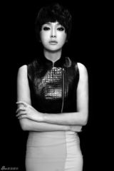 组图：秦岚连登两本杂志亦动亦静风情迷人