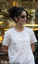 组图：赵薇镂空衫配木屐悠哉逛街 开心与粉丝合影