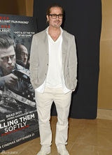 组图：皮特休闲西装帅气亮相《温柔杀戮》放映