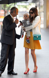 组图：辣妈米兰达风姿绰约 宝贝儿子诠释“天然呆”