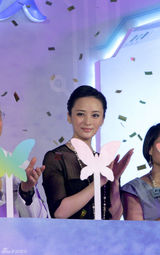 幻灯图：蒋勤勤出席活动 身着黑色礼服裙典雅亮相