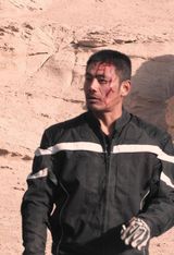 高清组图：《心跳戈壁》拍枪战戏 邵兵不慎受伤流血