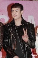 组图：韩国组合2PM抵港 击掌会与歌迷同乐