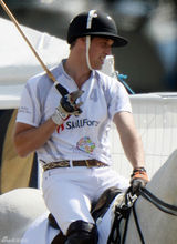 组图：威廉王子升级人父首露面 与弟弟哈里打球