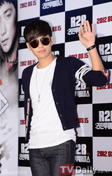 组图：崔始源李孝利等帅气参加《重返基地》首映会