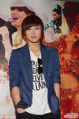 组图：刘培基赞张国荣美男 为何韵诗设计舞衣