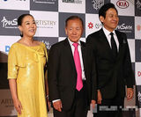 组图：安圣基着黑色西装随前电影节主席金东虎亮相