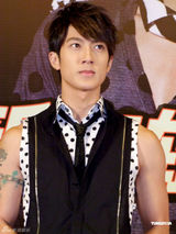 组图：飞轮海为变“熟男”疯狂健身 吴尊被晒黑