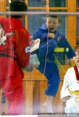 组图：小贝陪儿子练空手道 克鲁兹踹木板身手好