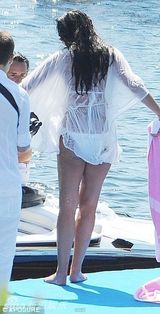 组图：F1总裁千金大婚奢靡派对 吻同性入水走光