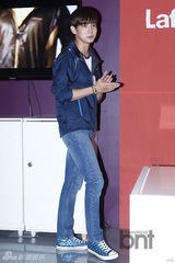 组图：东方神起携手代言品牌出席粉丝签名会