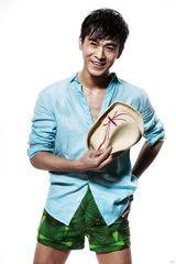 组图：乔振宇清凉夏日写真 小麦肤色健康性感