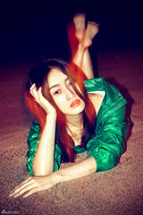 组图：赵子琪炫彩霓裳大片 流光满溢活出率性真我 