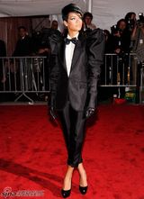 高清组图：蕾哈娜中性装扮抢眼