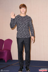 组图：金钟国穿中国传统服装 贴身抱女粉丝