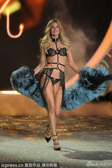 组图:维密年度大秀开幕泰勒献唱 众超模T台斗艳