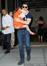 组图：汤姆-克鲁斯离婚后首探爱女 遭狗仔围堵