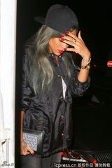 组图：蕾哈娜黑衣酷装亮相 用手遮脸红唇抢镜