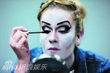 组图：直击百老汇化妆后台 美女瞬间变魔女