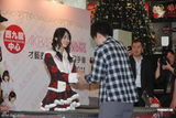 组图：日本组合AKB48成员香港会歌迷热情亲民
