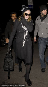 组图：麦当娜带三名子女出行 24岁小男友躲镜头