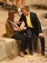 组图：帕丁森新片激吻爱丽丝 摸腿野战欲火焚身