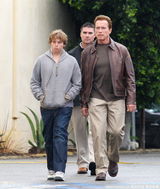 组图：施瓦辛格携子外出 开军用悍马气质彪悍