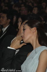 组图：刘诗诗与吴奇隆热聊 不时大笑心情大好