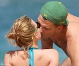 高清组图：斯嘉丽-约翰逊穿比基尼和新男友热吻