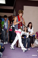 飞轮海化身列车长 带海外粉丝体验铁道之旅(图)