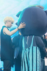 组图：EXO录制节目 12个大男孩儿既帅且萌