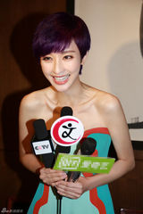 组图：张俪抹胸连体裤亮相时尚活动