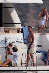 组图：乌玛与男友游艇调情 老式泳装巨奶下垂