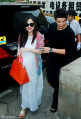 组图：霍思燕入院待产 老公杜江全程小心搀扶