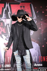 高清图：GD格格巫造型台北造势 笑称拄拐帅