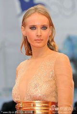 组图：《大师》首映 索罗金娜透视低胸裙