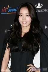 组图：李孝利孔孝真等众韩星盛装助阵大型时装秀