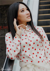 组图：张玉洁拍户外写真 清新浪漫享受自然美